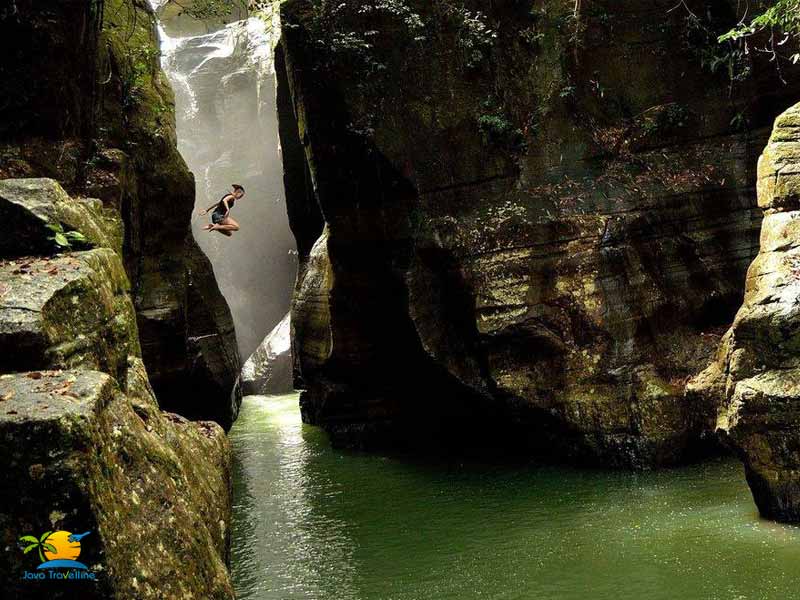 Things To Do In Komodo Island: Cunca Wulang Waterfall